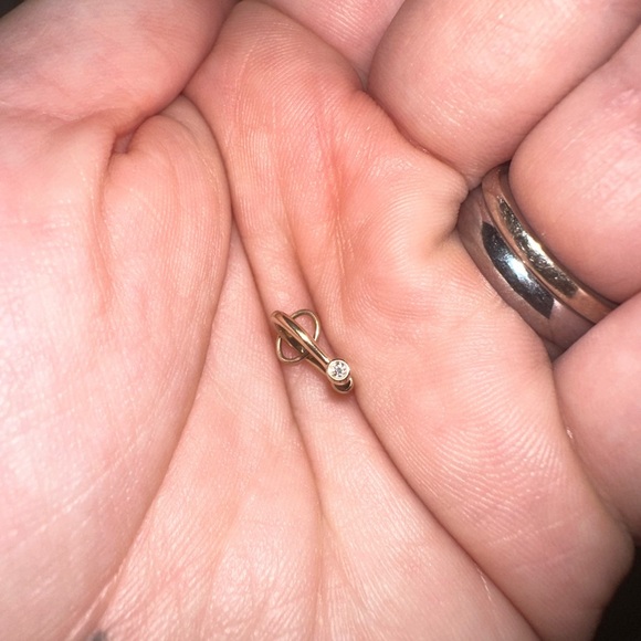 9kt Gold Horseshoe Clasp - Picture 2 of 4